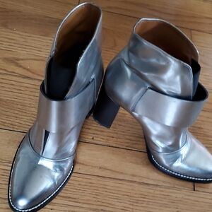 & Other StoriesWomen's Silver Metallic Ankle Booties - Sleek Block Heel